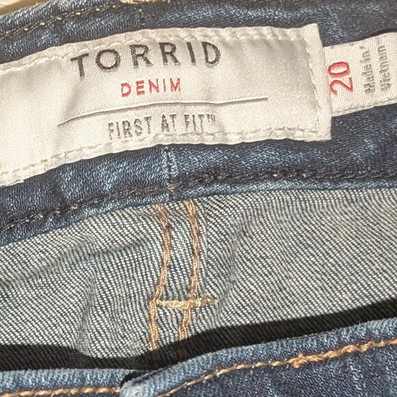 TORRID Distressed Denim Shorts "First At Fit" Womens Sz 20 - Picture 3 of 4